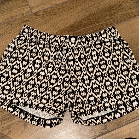 Black and White ikat Patterned Women's linen Shorts - Picture 1 of 4